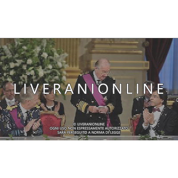 (130721) -- BRUSSELS, July 21, 2013 () -- Belgium\'s King Albert II (C, front), Prince Philippe (L, front) and Prime Minister Elio Di Rupo (R, front) attend the abdication ceremony at the Royal Palace in Brussels, capital of Belgium, on July 21, 2013, the country\'s national day. Belgium\'s 79-year-old King Albert II abdicated on Sunday and left the throne to his eldest son Philippe. (/Ye Pingfan)(xzj) ©photoshot/AGENZIA ALDO LIVERANI SAS - ITALY ONLY - Cerimonia di abdicazione al Palazzo Reale di Bruxelles, il Re del Belgio Alberto II di 79 anni, ha lasciato il trono al suo primogenito il Principe Filippo, il 21 luglio 2013