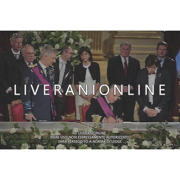 (130721) -- BRUSSELS, July 21, 2013 () -- Belgium\'s King Albert II (C, front) signs the act to abdicate and leave the throne to crown prince Philippe (L, front) as Belgian Prime Minister Elio Di Rupo (R, front) witnesses at the Royal Palace in Brussels, capital of Belgium, on July 21, 2013, the country\'s national day. Belgium\'s 79-year-old King Albert II abdicated on Sunday and left the throne to his eldest son Philippe. (/Ye Pingfan) (lr) ©photoshot/AGENZIA ALDO LIVERANI SAS - ITALY ONLY - Cerimonia di abdicazione al Palazzo Reale di Bruxelles, il Re del Belgio Alberto II di 79 anni, ha lasciato il trono al suo primogenito il Principe Filippo, il 21 luglio 2013