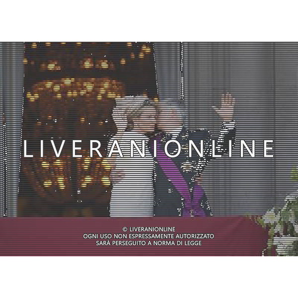 (130721) -- BRUSSELS, July 21, 2013 () -- Belgium\'s newly sworn in King Philippe kisses Queen Mathilde on the balcony of Royal Palace in Brussels, capital of Belgium, on July 21, 2013, the country\'s national day. Prince Philippe was sworn in before parliament as Belgium\'s seventh king on Sunday, after his father Albert II abdicated. (/Ye Pingfan)(xzj) ©photoshot/AGENZIA ALDO LIVERANI SAS - ITALY ONLY - Cerimonia di abdicazione al Palazzo Reale di Bruxelles, il Re del Belgio Alberto II di 79 anni, ha lasciato il trono al suo primogenito il Principe Filippo, il 21 luglio 2013