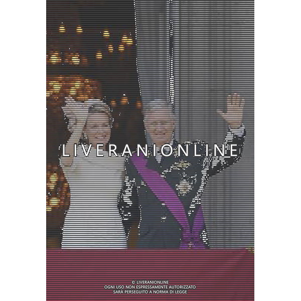 (130721) -- BRUSSELS, July 21, 2013 () -- Belgium\'s newly sworn in King Philippe and Queen Mathilde wave to people on the balcony of Royal Palace in Brussels, capital of Belgium, on July 21, 2013, the country\'s national day. Prince Philippe was sworn in before parliament as Belgium\'s seventh king on Sunday, after his father Albert II abdicated. (/Ye Pingfan)(xzj) ©photoshot/AGENZIA ALDO LIVERANI SAS - ITALY ONLY - Cerimonia di abdicazione al Palazzo Reale di Bruxelles, il Re del Belgio Alberto II di 79 anni, ha lasciato il trono al suo primogenito il Principe Filippo, il 21 luglio 2013