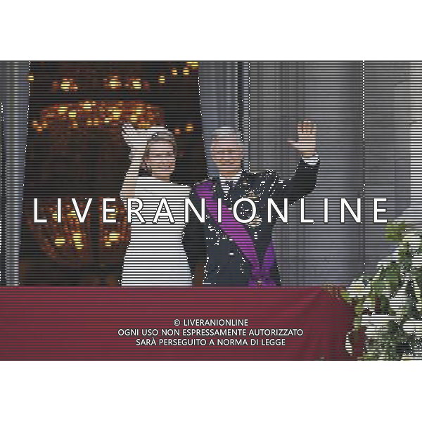 (130721) -- BRUSSELS, July 21, 2013 () -- Belgium\'s newly sworn in King Philippe and Queen Mathilde salute to people at the balcony of Royal Palace in Brussels, capital of Belgium, on July 21, 2013, the country\'s national day. Prince Philippe was sworn in before parliament as Belgium\'s seventh king on Sunday, after his father Albert II abdicated. (/Ye Pingfan)(xzj) ©photoshot/AGENZIA ALDO LIVERANI SAS - ITALY ONLY - Cerimonia di abdicazione al Palazzo Reale di Bruxelles, il Re del Belgio Alberto II di 79 anni, ha lasciato il trono al suo primogenito il Principe Filippo, il 21 luglio 2013