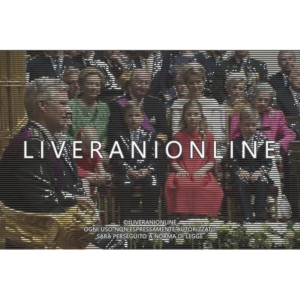 (130721) -- BRUSSELS, July 21, 2013 () -- King Philippe of Belgium (L) sits on the throne after taking the oath during a ceremony at the Belgian Parliament in Brussels, on July 21, 2013. Prince Philippe was sworn in before parliament as Belgium\'s seventh king on Sunday, the country\'s national day, after his 79-year-old father Albert II abdicated. (/POOL)(bxq) HANDOUT PHOTO CHANCELLERIE DU PREMIER - KANSELARIJ VAN DE PREMIER-BENOIT DOPPAGNE FOR EDITORIAL USE ONLY. NOT FOR SALE FOR MARKETING OR ADVERTISING CAMPAIGNS ©photoshot/AGENZIA ALDO LIVERANI SAS - ITALY ONLY - Cerimonia di abdicazione al Palazzo Reale di Bruxelles, il Re del Belgio Alberto II di 79 anni, ha lasciato il trono al suo primogenito il Principe Filippo, il 21 luglio 2013