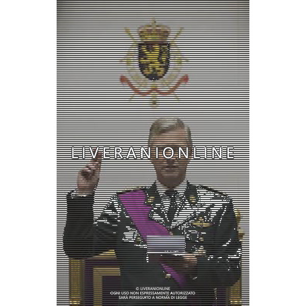 (130721) -- BRUSSELS, July 21, 2013 () -- King Philippe of Belgium takes the oath during a ceremony at the Belgian Parliament in Brussels, on July 21, 2013. Prince Philippe was sworn in before parliament as Belgium\'s seventh king on Sunday, the country\'s national day, after his 79-year-old father Albert II abdicated. (/POOL)(bxq) HANDOUT PHOTO CHANCELLERIE DU PREMIER - KANSELARIJ VAN DE PREMIER-BENOIT DOPPAGNE FOR EDITORIAL USE ONLY. NOT FOR SALE FOR MARKETING OR ADVERTISING CAMPAIGNS ©photoshot/AGENZIA ALDO LIVERANI SAS - ITALY ONLY - Cerimonia di abdicazione al Palazzo Reale di Bruxelles, il Re del Belgio Alberto II di 79 anni, ha lasciato il trono al suo primogenito il Principe Filippo, il 21 luglio 2013