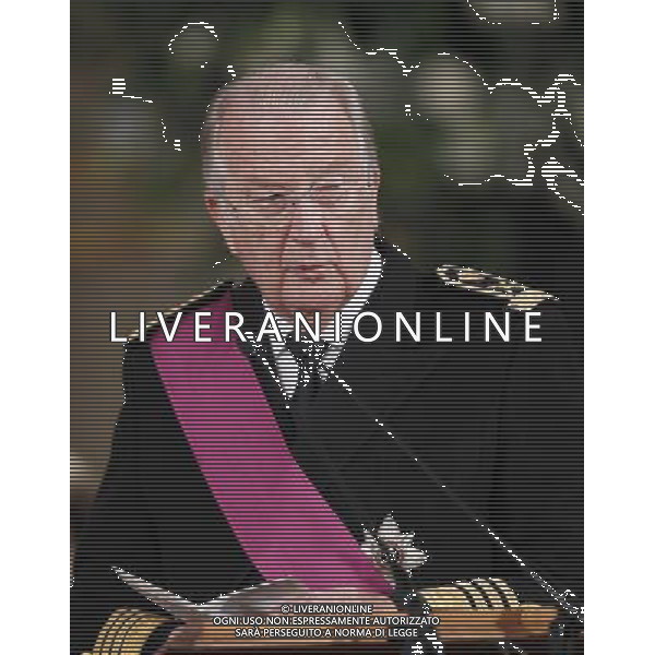 (130721) -- BRUSSELS, July 21, 2013 () -- Belgium\'s King Albert II delivers the statement to abdicate at the Royal Palace in Brussels, capital of Belgium, on July 21, 2013, the country\'s national day. Belgium\'s 79-year-old King Albert II abdicated on Sunday and left the throne to his eldest son Philippe. (/Ye Pingfan)(xzj) ©photoshot/AGENZIA ALDO LIVERANI SAS - ITALY ONLY - Cerimonia di abdicazione al Palazzo Reale di Bruxelles, il Re del Belgio Alberto II di 79 anni, ha lasciato il trono al suo primogenito il Principe Filippo, il 21 luglio 2013
