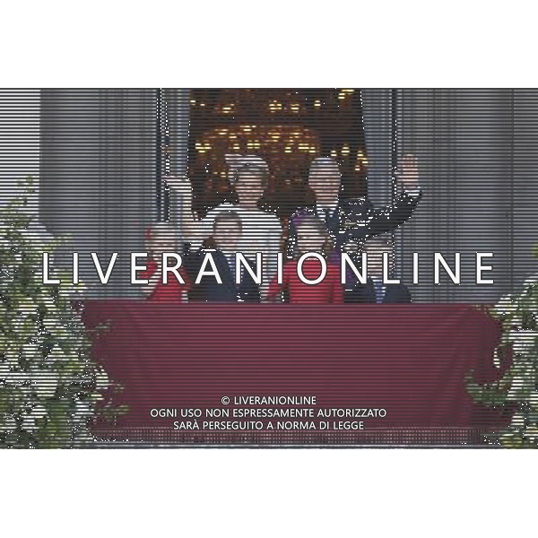 (130721) -- BRUSSELS, July 21, 2013 () -- Belgium\'s newly sworn in King Philippe, Queen Mathilde and their princes and princesses salute to people from the balcony of Royal Palace in Brussels, capital of Belgium, on July 21, 2013, the country\'s national day. Prince Philippe was sworn in before parliament as Belgium\'s seventh king on Sunday, after his father Albert II abdicated. (/Ye Pingfan)(xzj) ©photoshot/AGENZIA ALDO LIVERANI SAS - ITALY ONLY - Cerimonia di abdicazione al Palazzo Reale di Bruxelles, il Re del Belgio Alberto II di 79 anni, ha lasciato il trono al suo primogenito il Principe Filippo, il 21 luglio 2013