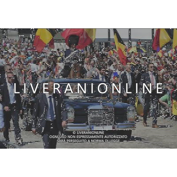 (130721) -- BRUSSELS, July 21, 2013 () -- Belgium\'s newly sworn in King Philippe and Queen Mathilde take car back to Royal Palace after sworn in as Belgium\'s seventh king at parliament in Brussels, capital of Belgium, on July 21, 2013, the country\'s national day. Prince Philippe was sworn in before parliament as Belgium\'s seventh king on Sunday, after his father Albert II abdicated. (/Ye Pingfan)(xzj) ©photoshot/AGENZIA ALDO LIVERANI SAS - ITALY ONLY - Cerimonia di abdicazione al Palazzo Reale di Bruxelles, il Re del Belgio Alberto II di 79 anni, ha lasciato il trono al suo primogenito il Principe Filippo, il 21 luglio 2013
