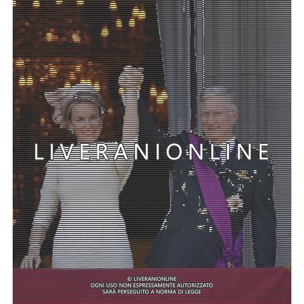 (130721) -- BRUSSELS, July 21, 2013 () -- Belgium\'s newly sworn in King Philippe and Queen Mathilde salute to people on the balcony of Royal Palace in Brussels, capital of Belgium, on July 21, 2013, the country\'s national day. Prince Philippe was sworn in before parliament as Belgium\'s seventh king on Sunday, after his father Albert II abdicated. (/Ye Pingfan)(xzj) ©photoshot/AGENZIA ALDO LIVERANI SAS - ITALY ONLY - Cerimonia di abdicazione al Palazzo Reale di Bruxelles, il Re del Belgio Alberto II di 79 anni, ha lasciato il trono al suo primogenito il Principe Filippo, il 21 luglio 2013