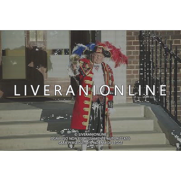 A town crier announces the birth of the son of The Duke and Duchess of Cambridge outside the Lindo Wing at St Mary\'s Hospital on July 22, 2013 in London, England. ©photoshot/AGENZIA ALDO LIVERANI SAS - ITALY ONLY - Un banditore annuncia la nascita del figlio del principe William e Kate di fronte all\'ospedale St Mary a Londra, il 22 luglio, 2013. La Duchessa di Cambridge ha dato alla luce un bambino, un maschietto di 3,8 Kg 