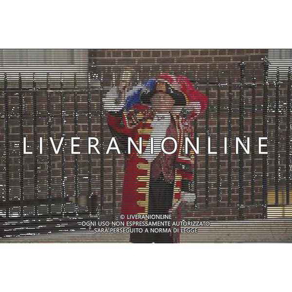 A town crier announces the birth of the son of The Duke and Duchess of Cambridge outside the Lindo Wing at St Mary\'s Hospital on July 22, 2013 in London, England. ©photoshot/AGENZIA ALDO LIVERANI SAS - ITALY ONLY - Un banditore annuncia la nascita del figlio del principe William e Kate di fronte all\'ospedale St Mary a Londra, il 22 luglio, 2013. La Duchessa di Cambridge ha dato alla luce un bambino, un maschietto di 3,8 Kg 