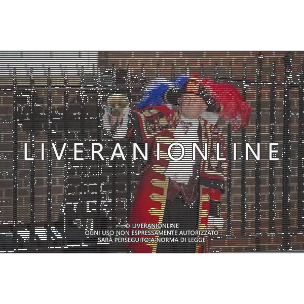 A town crier announces the birth of the son of The Duke and Duchess of Cambridge outside the Lindo Wing at St Mary\'s Hospital on July 22, 2013 in London, England. ©photoshot/AGENZIA ALDO LIVERANI SAS - ITALY ONLY - Un banditore annuncia la nascita del figlio del principe William e Kate di fronte all\'ospedale St Mary a Londra, il 22 luglio, 2013. La Duchessa di Cambridge ha dato alla luce un bambino, un maschietto di 3,8 Kg 
