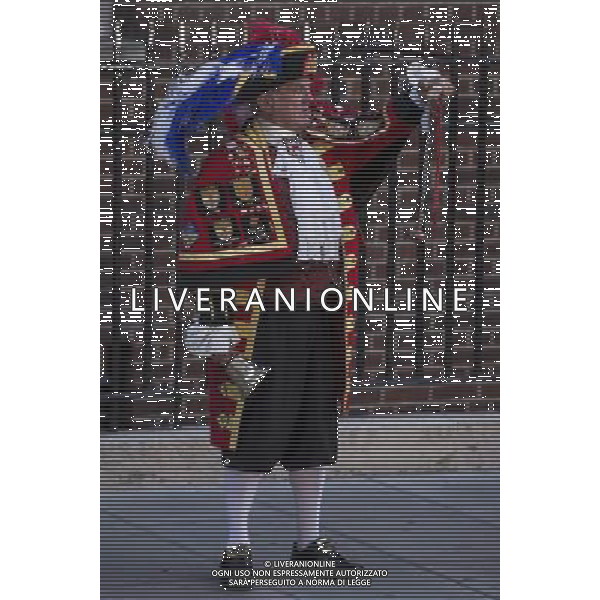 A town crier announces the birth of the son of The Duke and Duchess of Cambridge outside the Lindo Wing at St Mary\'s Hospital on July 22, 2013 in London, England. ©photoshot/AGENZIA ALDO LIVERANI SAS - ITALY ONLY - Un banditore annuncia la nascita del figlio del principe William e Kate di fronte all\'ospedale St Mary a Londra, il 22 luglio, 2013. La Duchessa di Cambridge ha dato alla luce un bambino, un maschietto di 3,8 Kg 