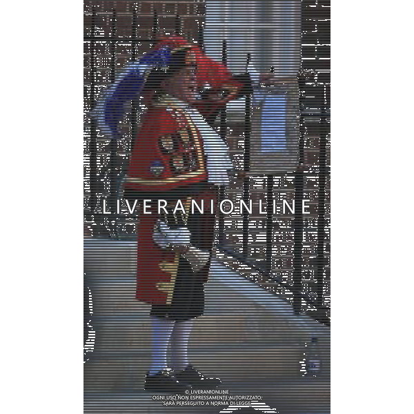 (130722) -- LONDON, July 22, 2013 () -- A Town Crier announces the birth of Prince William and his wife Catherine\'s baby boy in front of St Mary\'s Hospital in London, on July 22, 2013. Britain\'s Duchess of Cambridge Kate gave birth to a boy on Monday afternoon. (/Yin Gang) ©photoshot/AGENZIA ALDO LIVERANI SAS - ITALY ONLY - Un banditore annuncia la nascita del figlio del principe William e Kate di fronte all\'ospedale St Mary a Londra, il 22 luglio, 2013. La Duchessa di Cambridge ha dato alla luce un bambino, un maschietto di 3,8 Kg 