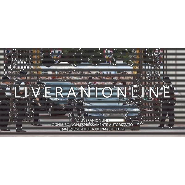 A Jaguar car is driven into the Forecourt of Buckingham Palace bringing the news to announce the birth of a baby boy, at 4.24pm to the Duke and Duchess of Cambridge at St Mary\'s Hospital in west London. Picture date: Monday July 22, 2013. See PA story ROYAL Baby . ©photoshot/AGENZIA ALDO LIVERANI SAS - ITALY ONLY - REALI INGLESI: Un cavalletto nel piazzale di Buckingham Palace per annunciare la nascita del figlio del Principe William e Kate, alle 4:24 la Duchessa di Cambridge ha dato alla luce un bambino, un maschietto di 3,8 Kg 22 luglio 2013 Londra, Inghilterra.