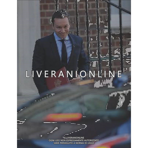 (130722) -- LONDON, July 22, 2013 () -- Royal Household Press secretary Ed Perkins carries a official announcement to a waiting car on route to the Buckingham Palace to deliver the news of the birth of Prince William and his wife Catherine\'s baby boy at the Lindo Wing of St Mary\'s Hospital in London, on July 22, 2013. Britain\'s Duchess of Cambridge Kate gave birth to a boy on Monday afternoon. (/Yin Gang) ©PHOTOSHOT/AGENZIA ALDO LIVERANI SAS - ITALY ONLY - REALI INGLESI: Il portavoce della famiglia Reale Ed Perkins esce dall\'ospedale St Mary con l\'annuncio ufficiale per Buckingham Palace della nascita del figlio del principe William e Kate a Londra, il 22 luglio 2013