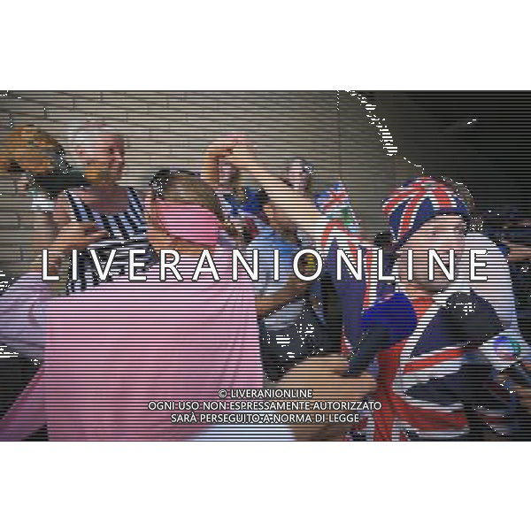 (130722) -- LONDON, July 22, 2013 () -- People cerebrate the birth of Prince William and his wife Catherine\'s baby boy in front of St Mary\'s Hospital in London, on July 22, 2013. Britain\'s Duchess of Cambridge Kate gave birth to a boy on Monday afternoon. (/Yin Gang) ©photoshot/AGENZIA ALDO LIVERANI SAS - ITALY ONLY - REALI INGLESI: Festeggiamenti e celebrazioni per la nascita del figlio del principe William e Kate a Londra, il 22 luglio 2013. Duchessa di Cambridge Kate ha dato alla luce un bambino di 3,8 Kg