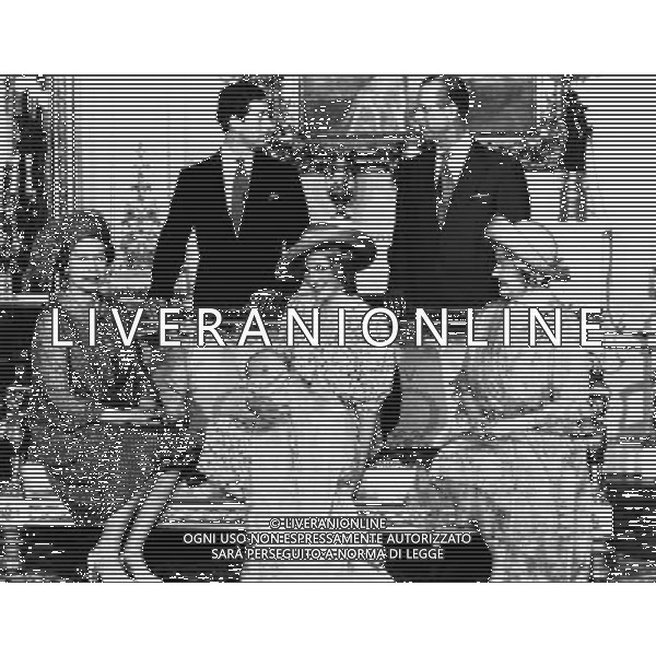  PRINCE WILLIAM\'S CHRISTENING (Seated) HM QUEEN ELIZABETH II: HRH PRINCESS DIANA with HRH PRINCE WILLIAM: HM QUEEN ELIZABETH THE QUEEN MOTHER. (Standing) HRH PRINCE CHARLES: HRH PRINCE PHILIP. Bandphoto Agency Photo B39 037887 04.08.1982 ©photoshot/AGENZIA ALDO LIVERANI SAS - ITALY ONLY - REALI INGLESI: BATTESIMO DEL PRINCIPE WILLIAM, La Regina Elisabetta II, la Principessa Diana con il figlio, la Regina Madre, il Principe Carlo e il Principe Filippo a Londra Inghilterra 04 agosto 1982