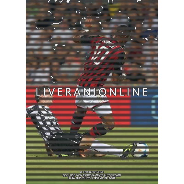 REGGIO EMILIA 23 LUGLIO 2013 /TROFEO TIM 2013 / TRIANGOLARE JUVENTUS-MILAN-SASSUOLO / NELLA FOTO: IL FALLO DA RIGORE DI LICHTSTEINER SU PRINCE / FOTO FRANCESCA SOLI - AGENZIA ALDO LIVERANI SAS