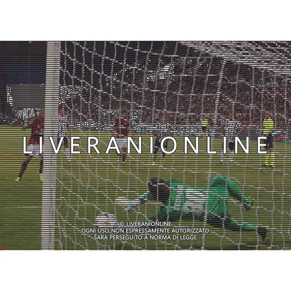 REGGIO EMILIA 23 LUGLIO 2013 /TROFEO TIM 2013 / TRIANGOLARE JUVENTUS-MILAN-SASSUOLO / NELLA FOTO: STORARI RESPINGE IL RIGORE A PRINCE / FOTO FRANCESCA SOLI - AGENZIA ALDO LIVERANI SAS