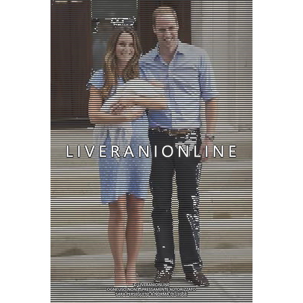 The Duke and Duchess of Cambridge and their new-born son leaves St Mary\'s Hospital on July 23, 2013 in London, England. ©photoshot/AGENZIA ALDO LIVERANI SAS - ITALY ONLY - REALI INGLESI: Il principe William e Kate Duchessa di Cambridge con il loro figlio appena nato lasciano l\'ospedale St Mary il 23 luglio 2013 in Londra, Inghilterra.