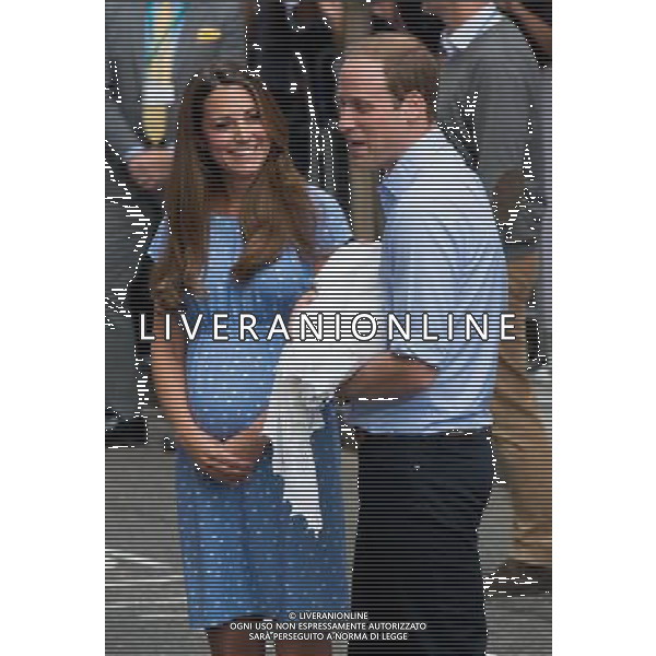 A baby for Prince William and Kate, duchess of Cambridge born at William and Kate seen with their newborn baby on the steps of St. Mary\'s Hospital, Paddington ©photoshot/AGENZIA ALDO LIVERANI SAS - ITALY ONLY - REALI INGLESI: Il principe William e Kate Duchessa di Cambridge con il loro figlio appena nato lasciano l\'ospedale St Mary il 23 luglio 2013 in Londra, Inghilterra.