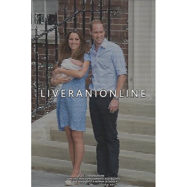 A baby for Prince William and Kate, duchess of Cambridge born at William and Kate seen with their newborn baby on the steps of St. Mary\'s Hospital, Paddington ©photoshot/AGENZIA ALDO LIVERANI SAS - ITALY ONLY - REALI INGLESI: Il principe William e Kate Duchessa di Cambridge con il loro figlio appena nato lasciano l\'ospedale St Mary il 23 luglio 2013 in Londra, Inghilterra.