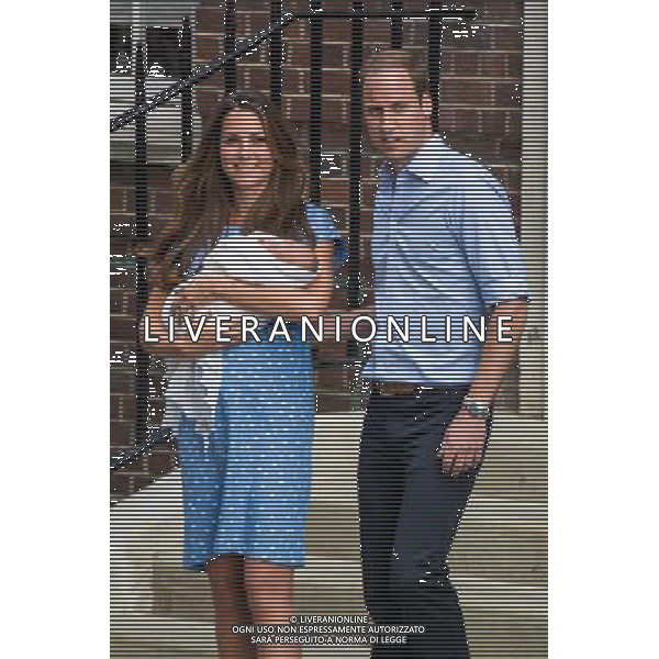 A baby for Prince William and Kate, duchess of Cambridge born at William and Kate seen with their newborn baby on the steps of St. Mary\'s Hospital, Paddington ©photoshot/AGENZIA ALDO LIVERANI SAS - ITALY ONLY - REALI INGLESI: Il principe William e Kate Duchessa di Cambridge con il loro figlio appena nato lasciano l\'ospedale St Mary il 23 luglio 2013 in Londra, Inghilterra.