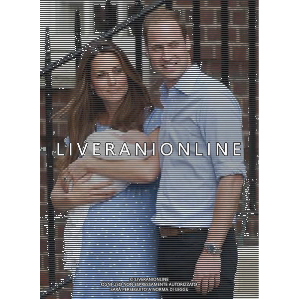 Duchess and Duke of Cambridge show the media and the world the new Royal arrival as they exit St Marys Hospital on 23 July 2013. ©photoshot/AGENZIA ALDO LIVERANI SAS - ITALY ONLY - REALI INGLESI: Il principe William e Kate Duchessa di Cambridge con il loro figlio appena nato lasciano l\'ospedale St Mary il 23 luglio 2013 in Londra, Inghilterra.