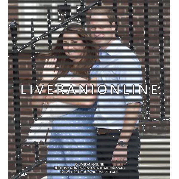 Duchess and Duke of Cambridge show the media and the world the new Royal arrival as they exit St Marys Hospital on 23 July 2013. ©photoshot/AGENZIA ALDO LIVERANI SAS - ITALY ONLY - REALI INGLESI: Il principe William e Kate Duchessa di Cambridge con il loro figlio appena nato lasciano l\'ospedale St Mary il 23 luglio 2013 in Londra, Inghilterra.