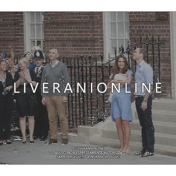 Duchess and Duke of Cambridge show the media and the world the new Royal arrival as they exit St Marys Hospital on 23 July 2013. ©photoshot/AGENZIA ALDO LIVERANI SAS - ITALY ONLY - REALI INGLESI: Il principe William e Kate Duchessa di Cambridge con il loro figlio appena nato lasciano l\'ospedale St Mary il 23 luglio 2013 in Londra, Inghilterra.