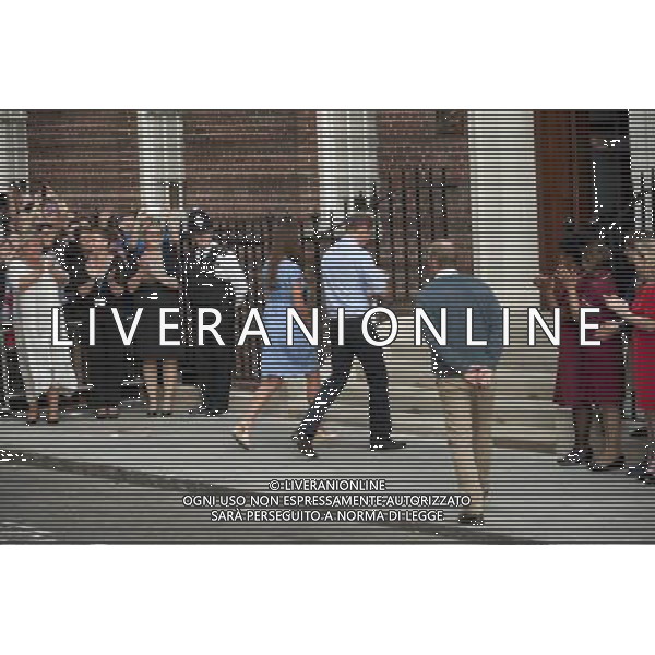 Atmosphere at St.Mary\'s hospital as then Duke and Duchess of Cambridge leave. ©photoshot/AGENZIA ALDO LIVERANI SAS - ITALY ONLY - REALI INGLESI: Il principe William e Kate Duchessa di Cambridge con il loro figlio appena nato lasciano l\'ospedale St Mary il 23 luglio 2013 in Londra, Inghilterra.