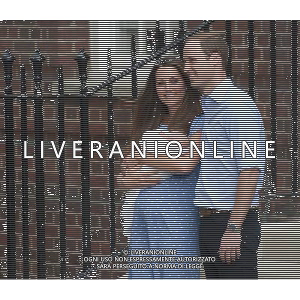 Atmosphere at St.Mary\'s hospital as then Duke and Duchess of Cambridge leave. ©photoshot/AGENZIA ALDO LIVERANI SAS - ITALY ONLY - REALI INGLESI: Il principe William e Kate Duchessa di Cambridge con il loro figlio appena nato lasciano l\'ospedale St Mary il 23 luglio 2013 in Londra, Inghilterra.