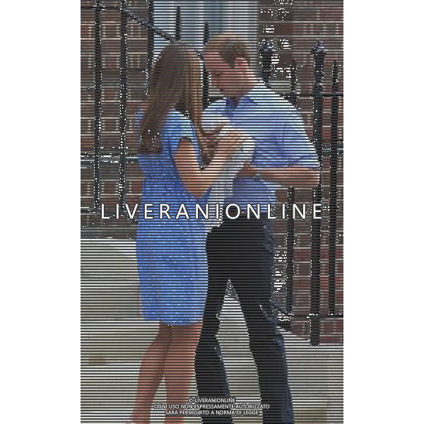 (130723) -- LONDON, July 23, 2013 () -- Catherine, Duchess of Cambridge, passes their baby to Prince William outside the Lindo Wing of St Mary\'s Hospital, in central London, July 23, 2013. Britain\'s Duchess of Cambridge Kate gave birth to a boy Monday afternoon. (/Yin Gang) ©photoshot/AGENZIA ALDO LIVERANI SAS - ITALY ONLY - REALI INGLESI: Il principe William e Kate Duchessa di Cambridge con il loro figlio appena nato lasciano l\'ospedale St Mary il 23 luglio 2013 in Londra, Inghilterra.