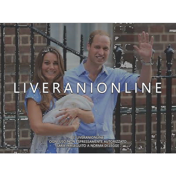 (130723) -- LONDON, July 23, 2013 () -- Prince William waves to the public as his wife Catherine, Duchess of Cambridge, holds their baby outside the Lindo Wing of St Mary\'s Hospital, in central London, July 23, 2013. Britain\'s Duchess of Cambridge Kate gave birth to a boy Monday afternoon. (/Yin Gang) ©photoshot/AGENZIA ALDO LIVERANI SAS - ITALY ONLY - REALI INGLESI: Il principe William e Kate Duchessa di Cambridge con il loro figlio appena nato lasciano l\'ospedale St Mary il 23 luglio 2013 in Londra, Inghilterra.