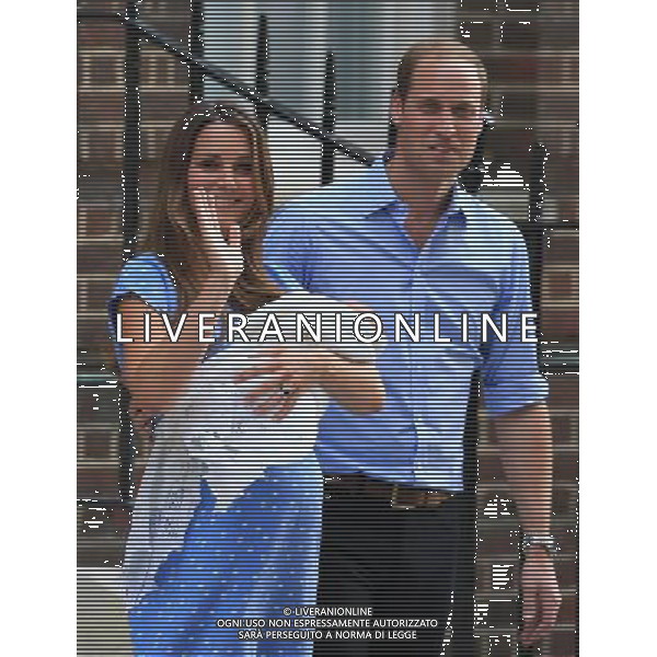 (130723) -- LONDON, July 23, 2013 () -- Prince William and his wife Catherine, Duchess of Cambridge, meet the public with their baby outside the Lindo Wing of St Mary\'s Hospital, in central London, July 23, 2013. Britain\'s Duchess of Cambridge Kate gave birth to a boy Monday afternoon. (/Yin Gang) ©photoshot/AGENZIA ALDO LIVERANI SAS - ITALY ONLY - REALI INGLESI: Il principe William e Kate Duchessa di Cambridge con il loro figlio appena nato lasciano l\'ospedale St Mary il 23 luglio 2013 in Londra, Inghilterra.