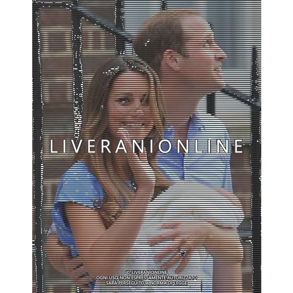 (130723) -- LONDON, July 23, 2013 () -- Prince William and his wife Catherine, Duchess of Cambridge, meet the public with their baby outside the Lindo Wing of St Mary\'s Hospital, in central London, July 23, 2013. Britain\'s Duchess of Cambridge Kate gave birth to a boy Monday afternoon. (/Yin Gang) ©photoshot/AGENZIA ALDO LIVERANI SAS - ITALY ONLY - REALI INGLESI: Il principe William e Kate Duchessa di Cambridge con il loro figlio appena nato lasciano l\'ospedale St Mary il 23 luglio 2013 in Londra, Inghilterra.