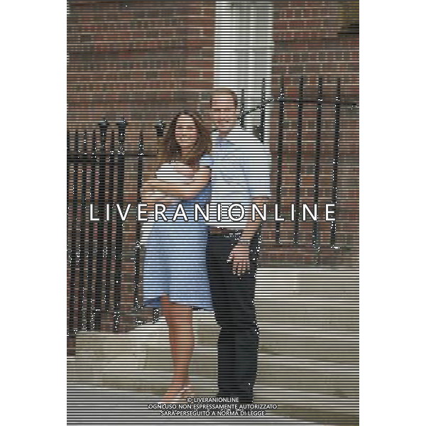 (130723) -- LONDON, July 23, 2013 () -- Prince William and his wife Catherine, Duchess of Cambridge, meet the public with their baby outside the Lindo Wing of St Mary\'s Hospital, in central London, July 23, 2013. Britain\'s Duchess of Cambridge Kate gave birth to a boy Monday afternoon. (/Bimal Gautam) ©photoshot/AGENZIA ALDO LIVERANI SAS - ITALY ONLY - REALI INGLESI: Il principe William e Kate Duchessa di Cambridge con il loro figlio appena nato lasciano l\'ospedale St Mary il 23 luglio 2013 in Londra, Inghilterra.