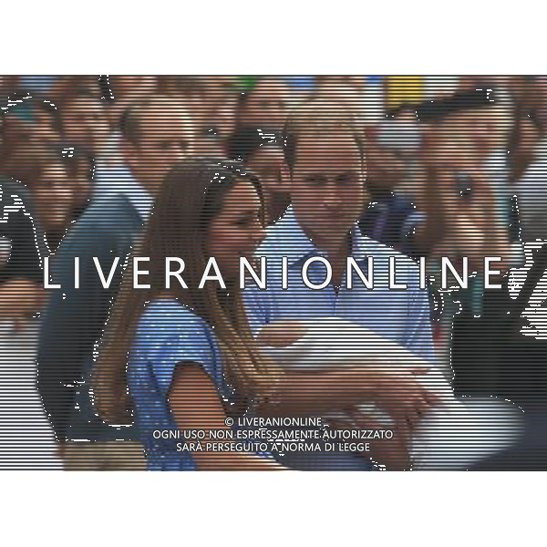 (130723) -- LONDON, July 23, 2013 () -- Prince William and his wife Catherine, Duchess of Cambridge, meet the public with their baby outside the Lindo Wing of St Mary\'s Hospital, in central London, July 23, 2013. Britain\'s Duchess of Cambridge Kate gave birth to a boy Monday afternoon. (/Yin Gang) ©photoshot/AGENZIA ALDO LIVERANI SAS - ITALY ONLY - REALI INGLESI: Il principe William e Kate Duchessa di Cambridge con il loro figlio appena nato lasciano l\'ospedale St Mary il 23 luglio 2013 in Londra, Inghilterra.