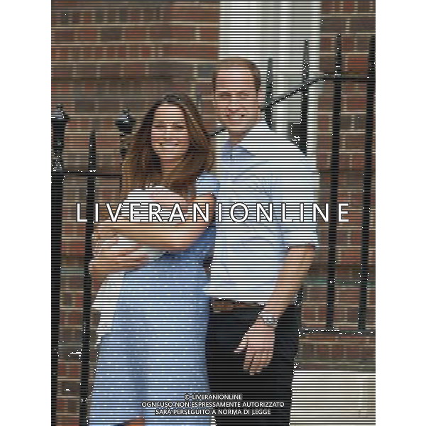 (130723) -- LONDON, July 23, 2013 () -- Prince William and his wife Catherine, Duchess of Cambridge, meet the public with their baby outside the Lindo Wing of St Mary\'s Hospital, in central London, July 23, 2013. Britain\'s Duchess of Cambridge Kate gave birth to a boy Monday afternoon. (/Bimal Gautam) ©photoshot/AGENZIA ALDO LIVERANI SAS - ITALY ONLY - REALI INGLESI: Il principe William e Kate Duchessa di Cambridge con il loro figlio appena nato lasciano l\'ospedale St Mary il 23 luglio 2013 in Londra, Inghilterra.