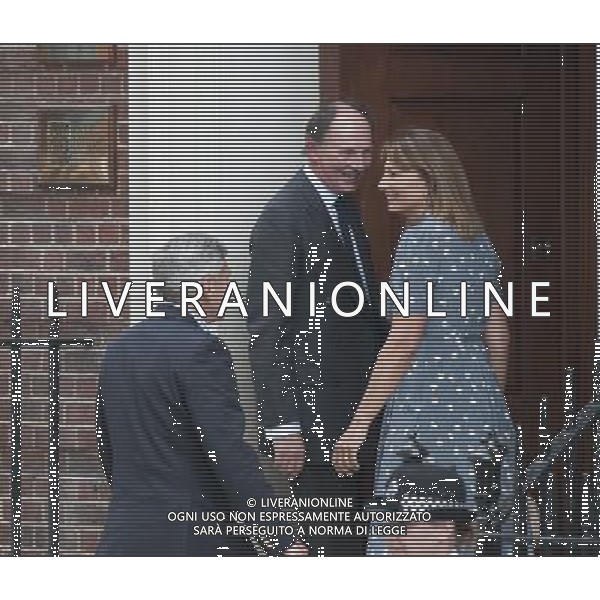 Carol and Micheal Middleton arrive at St.Mary\'s Hospital. ©photoshot/AGENZIA ALDO LIVERANI SAS - ITALY ONLY - Carole e Michael Middleton genitori di Kate all\'ospedale St Mary per visitare e il nipote appena nato Londra 23 luglio 2013