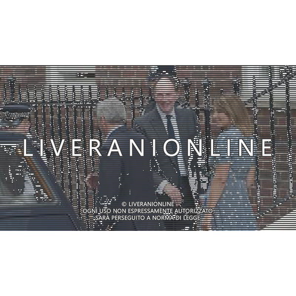 Carol and Micheal Middleton arrive at St.Mary\'s Hospital. ©photoshot/AGENZIA ALDO LIVERANI SAS - ITALY ONLY - Carole e Michael Middleton genitori di Kate all\'ospedale St Mary per visitare e il nipote appena nato Londra 23 luglio 2013