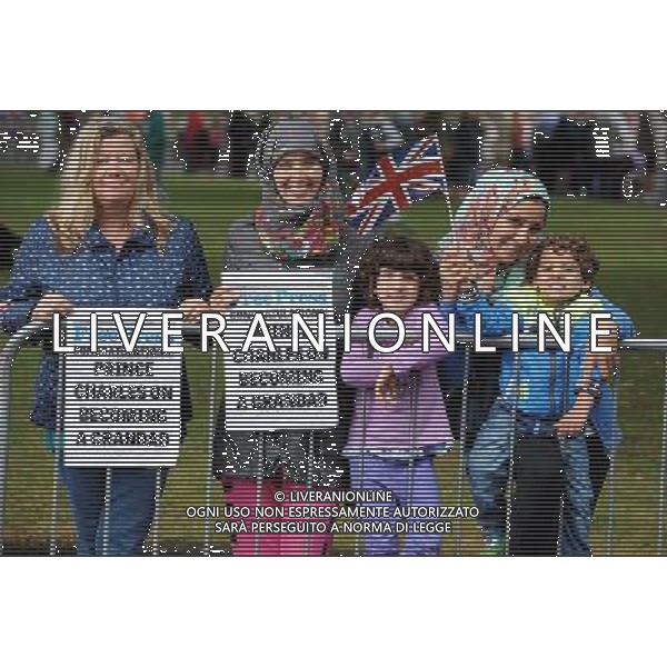 FAMILYS AWAITS THE ARRIVAL OF THE PRINCE OF WALES AND THE DUCHESS OF CORNWALL VISIT BRIDLINGTON PRIORY TO CELEBRATE ITS 900TH ANNIVERSARY ©photohsot/AGENZIA ALDO LIVERANI SAS - ITALY ONLY - REALI INGLESI: Il Principe Carlo e Camilla Duchessa di Cornovaglia in visita nello Yorkshire