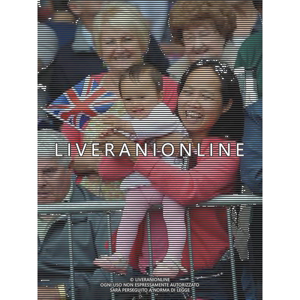 YOUNG BABY AWAITS THE ARRIVAL OF THE PRINCE OF WALES AND THE DUCHESS OF CORNWALL VISIT BRIDLINGTON PRIORY TO CELEBRATE ITS 900TH ANNIVERSARY ©photohsot/AGENZIA ALDO LIVERANI SAS - ITALY ONLY - REALI INGLESI: Il Principe Carlo e Camilla Duchessa di Cornovaglia in visita nello Yorkshire