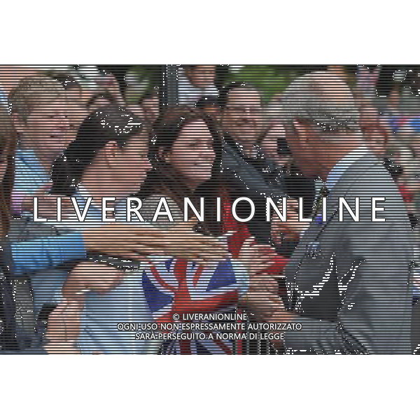 THE PRINCE OF WALES SHAKES HANDS WITH THE CROWD VISIT BRIDLINGTON PRIORY TO CELEBRATE ITS 900TH ANNIVERSARY ©photohsot/AGENZIA ALDO LIVERANI SAS - ITALY ONLY - REALI INGLESI: Il Principe Carlo e Camilla Duchessa di Cornovaglia in visita nello Yorkshire