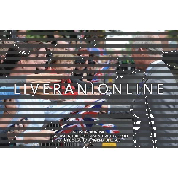 THE PRINCE OF WALES SHAKES HANDS WITH THE CROWD VISIT BRIDLINGTON PRIORY TO CELEBRATE ITS 900TH ANNIVERSARY ©photohsot/AGENZIA ALDO LIVERANI SAS - ITALY ONLY - REALI INGLESI: Il Principe Carlo e Camilla Duchessa di Cornovaglia in visita nello Yorkshire