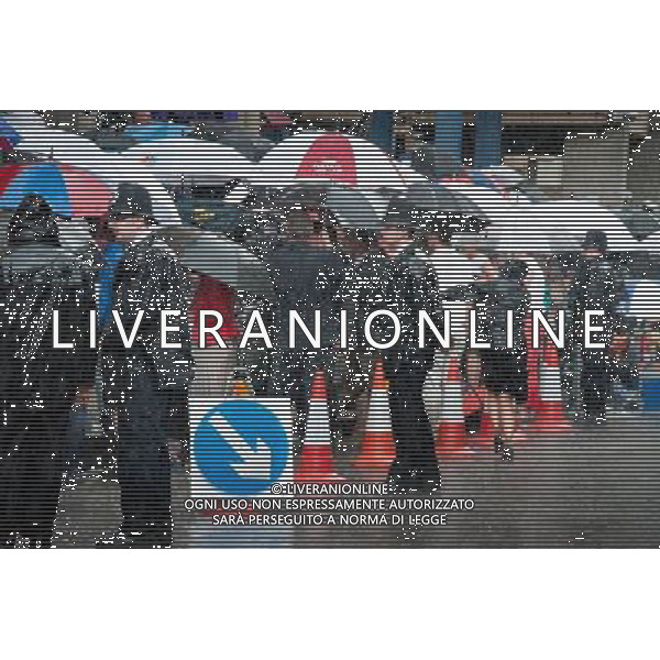 A baby for Prince William and Kate, duchess of Cambridge born at Heavy rain gives the journalists and police a soaking ©PHOTOSHOT/AGENZIA ALDO LIVERANI SAS - ITALY ONLY - REALI INGLESI: Festeggiamenti e celebrazioni per la nascita del figlio del principe William e Kate a Londra, il 22 luglio 2013. Duchessa di Cambridge Kate ha dato alla luce un bambino di 3,8 Kg