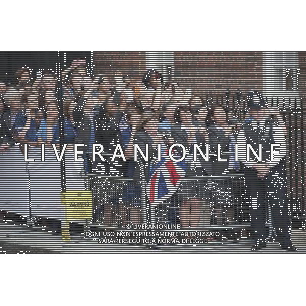 Atmosphere at St.Mary\'s hospital as then Duke and Duchess of Cambridge leave. ©PHOTOSHOT/AGENZIA ALDO LIVERANI SAS - ITALY ONLY - REALI INGLESI: Festeggiamenti e celebrazioni per la nascita del figlio del principe William e Kate a Londra, il 22 luglio 2013. Duchessa di Cambridge Kate ha dato alla luce un bambino di 3,8 Kg