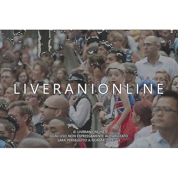 Atmosphere at St.Mary\'s hospital as then Duke and Duchess of Cambridge leave. ©PHOTOSHOT/AGENZIA ALDO LIVERANI SAS - ITALY ONLY - REALI INGLESI: Festeggiamenti e celebrazioni per la nascita del figlio del principe William e Kate a Londra, il 22 luglio 2013. Duchessa di Cambridge Kate ha dato alla luce un bambino di 3,8 Kg