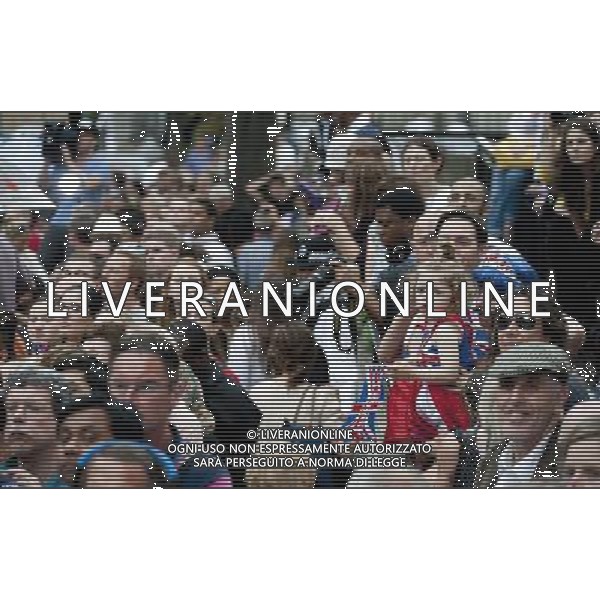 Atmosphere at St.Mary\'s hospital as then Duke and Duchess of Cambridge leave. ©PHOTOSHOT/AGENZIA ALDO LIVERANI SAS - ITALY ONLY - REALI INGLESI: Festeggiamenti e celebrazioni per la nascita del figlio del principe William e Kate a Londra, il 22 luglio 2013. Duchessa di Cambridge Kate ha dato alla luce un bambino di 3,8 Kg