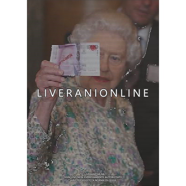 Queen Elizabeth II holds up a mock 100 pound note demonstrating a new sercurity strip at a reception for the Winners of the Queens Award for Enterprise 2013 at Buckingham Palace in London. PRESS ASSOCIATION Photo. Picture date: Tuesday July 23, 2013. ©photoshot/AGENZIA ALDO LIVERANI SAS - ITALY ONLY - REALI INGLESI: La Regina Elisabetta II d\'inghilterra durante un Ricevimento per i vincitori del Premio per impresa 2013 a Buckingham Palace a Londra 23 luglio 2013.