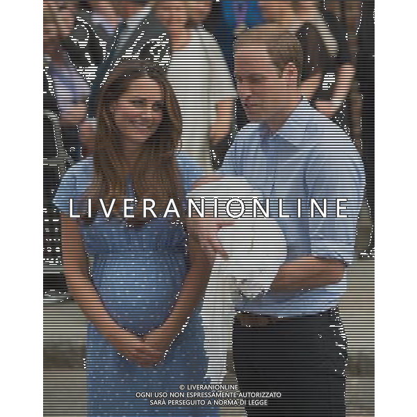 The Duke \' Duches of Cambridge with their baby Prince Cambridge, yet to be named. St Mary\'s Hospital, London, England. 23-7-2013 ©PHOTOHSOT/AGENZIA ALDO LIVERANI SAS - ITALY ONLY - REALI INGLESI: Il principe William e Kate Duchessa di Cambridge con il loro figlio appena nato lasciano l\'ospedale St Mary il 23 luglio 2013 in Londra, Inghilterra.
